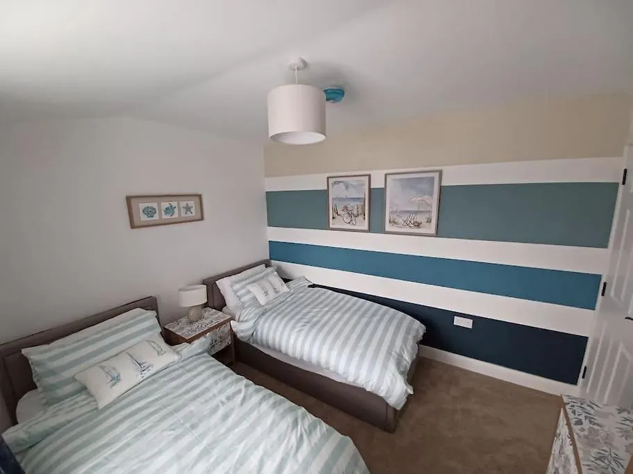 8 Guests Large Cottage Hotub Hornsea